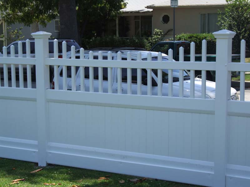 Privacy fence with pickets